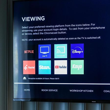 Powerhouse Hotel Tamworth By Rydges Eksteriør bilde A television with a built-in Chromecast