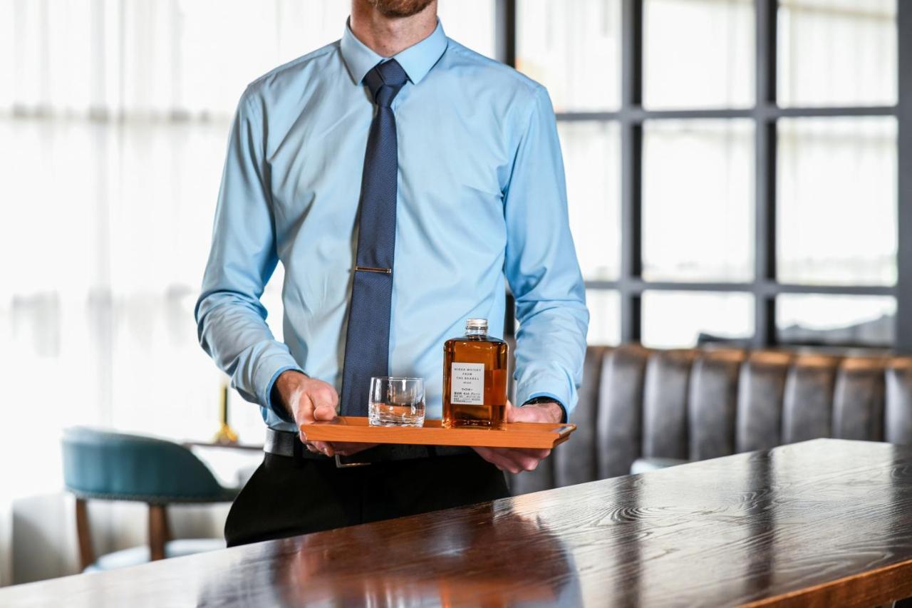 Powerhouse Hotel Tamworth By Rydges Eksteriør bilde A butler serving drinks