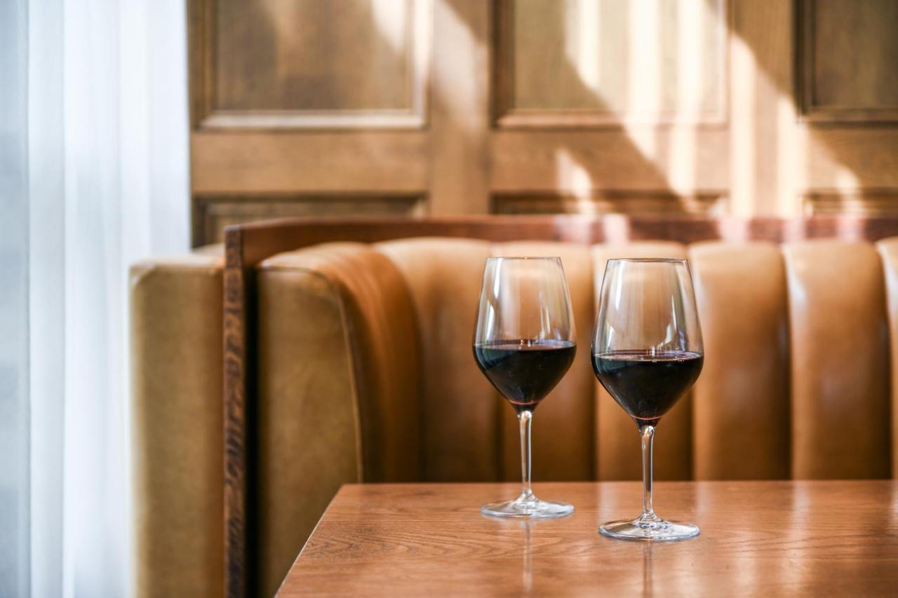 Powerhouse Hotel Tamworth By Rydges Eksteriør bilde Wine at the restaurant