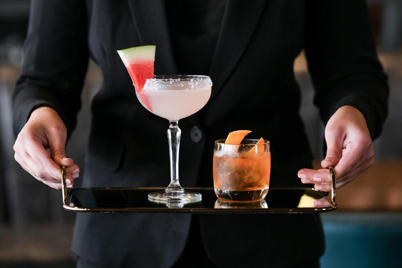 Powerhouse Hotel Tamworth By Rydges Eksteriør bilde A server holding a tray of cocktails