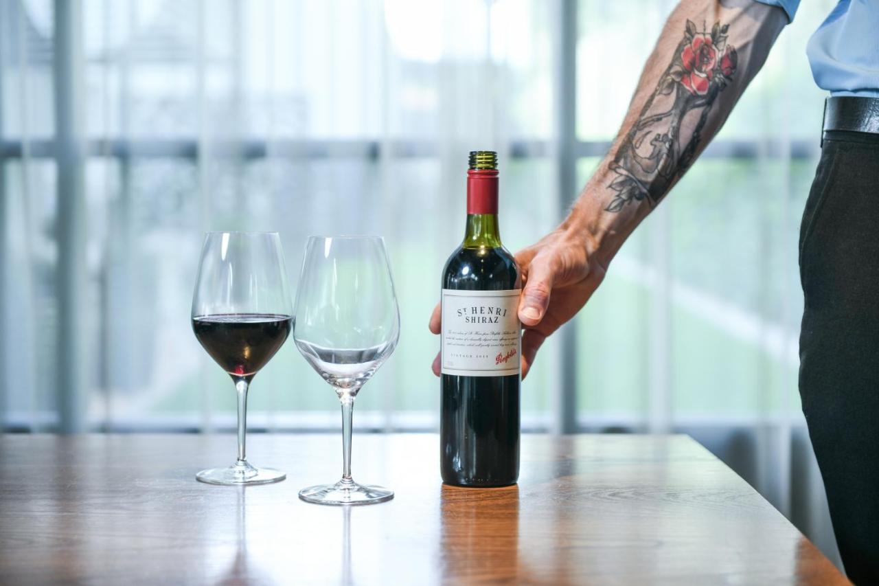 Powerhouse Hotel Tamworth By Rydges Eksteriør bilde A wine server holding a bottle of wine