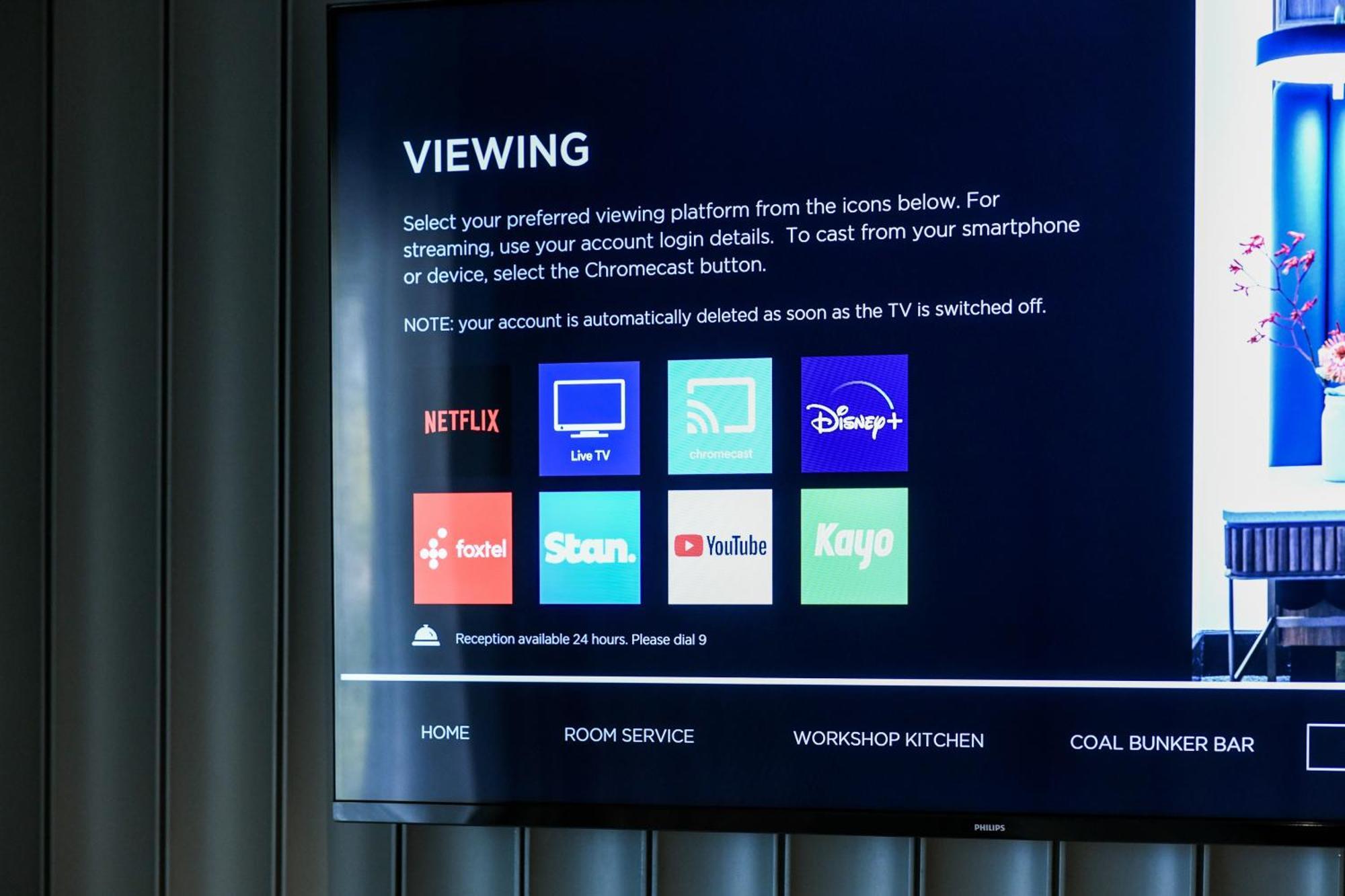 Powerhouse Hotel Tamworth By Rydges Eksteriør bilde A television with a built-in Chromecast