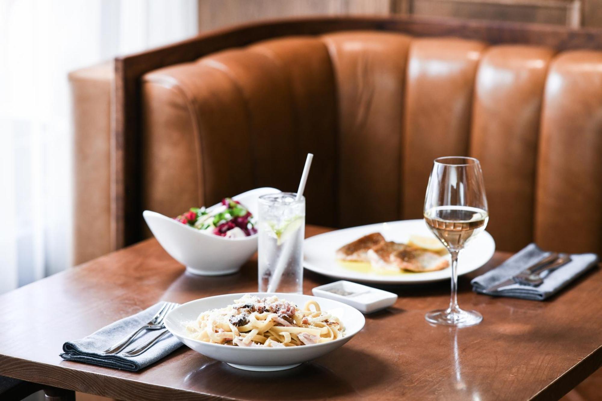 Powerhouse Hotel Tamworth By Rydges Eksteriør bilde A meal at the restaurant