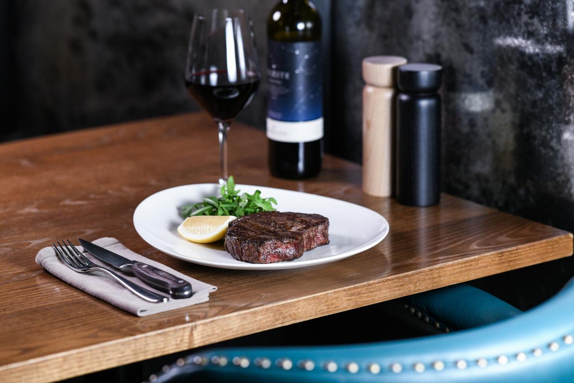 Powerhouse Hotel Tamworth By Rydges Eksteriør bilde A steak and wine dinner