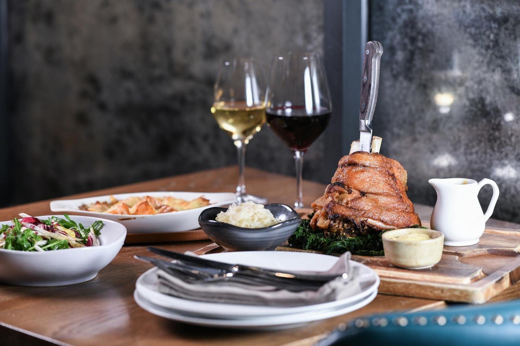 Powerhouse Hotel Tamworth By Rydges Eksteriør bilde A meal at the restaurant