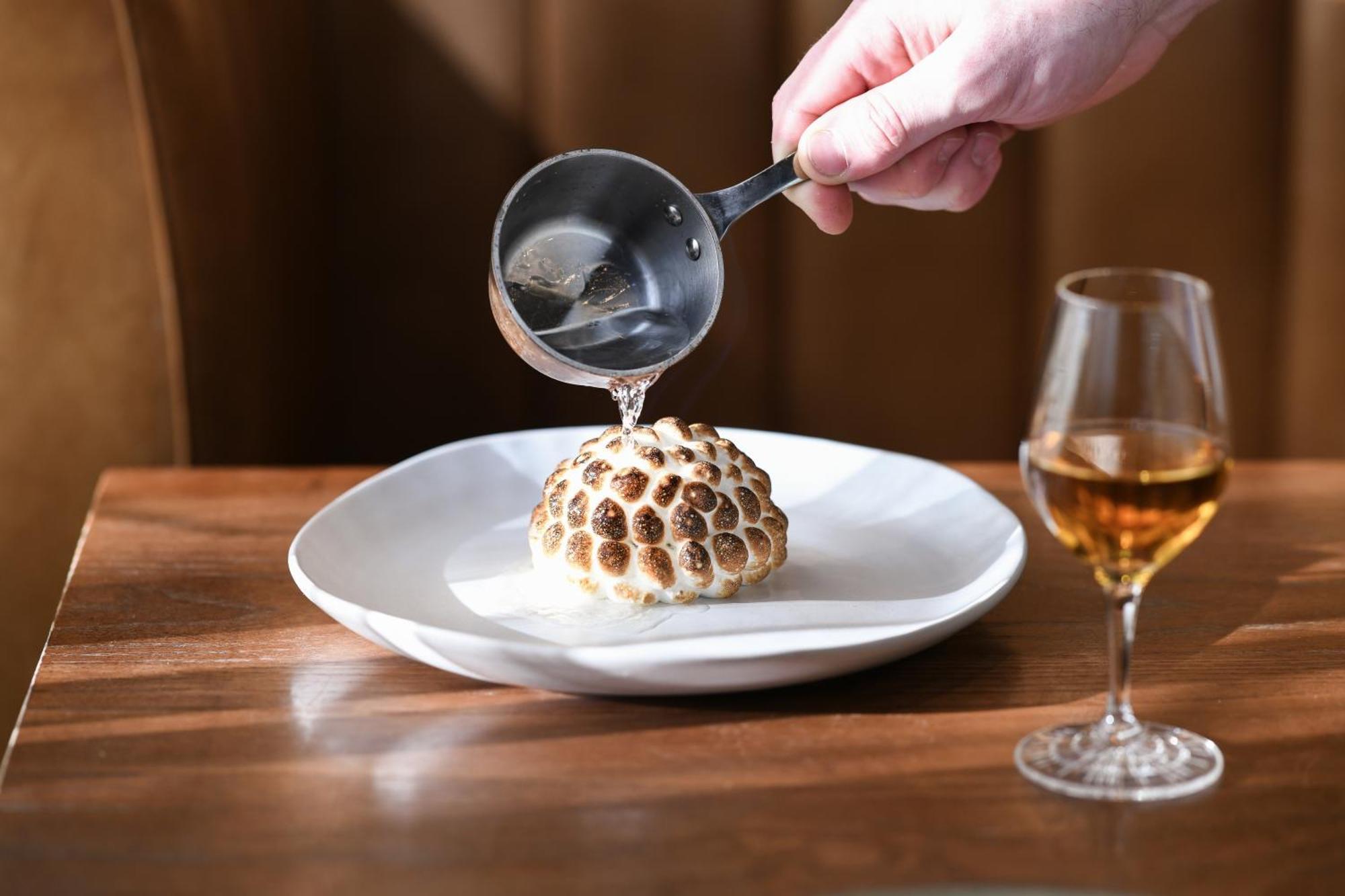 Powerhouse Hotel Tamworth By Rydges Eksteriør bilde A quenelle being poured with Nantua sauce