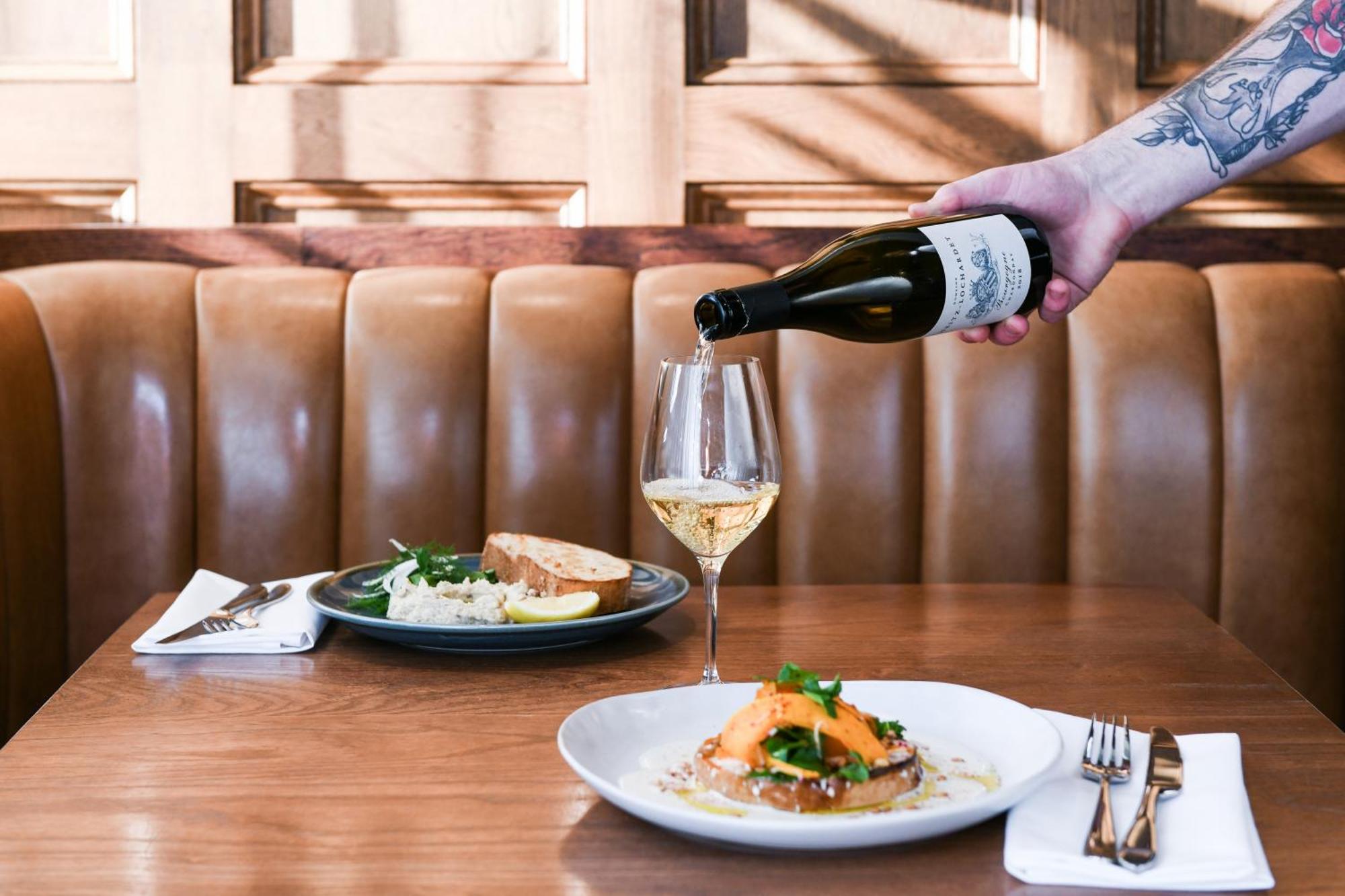 Powerhouse Hotel Tamworth By Rydges Eksteriør bilde A server pours wine at a restaurant