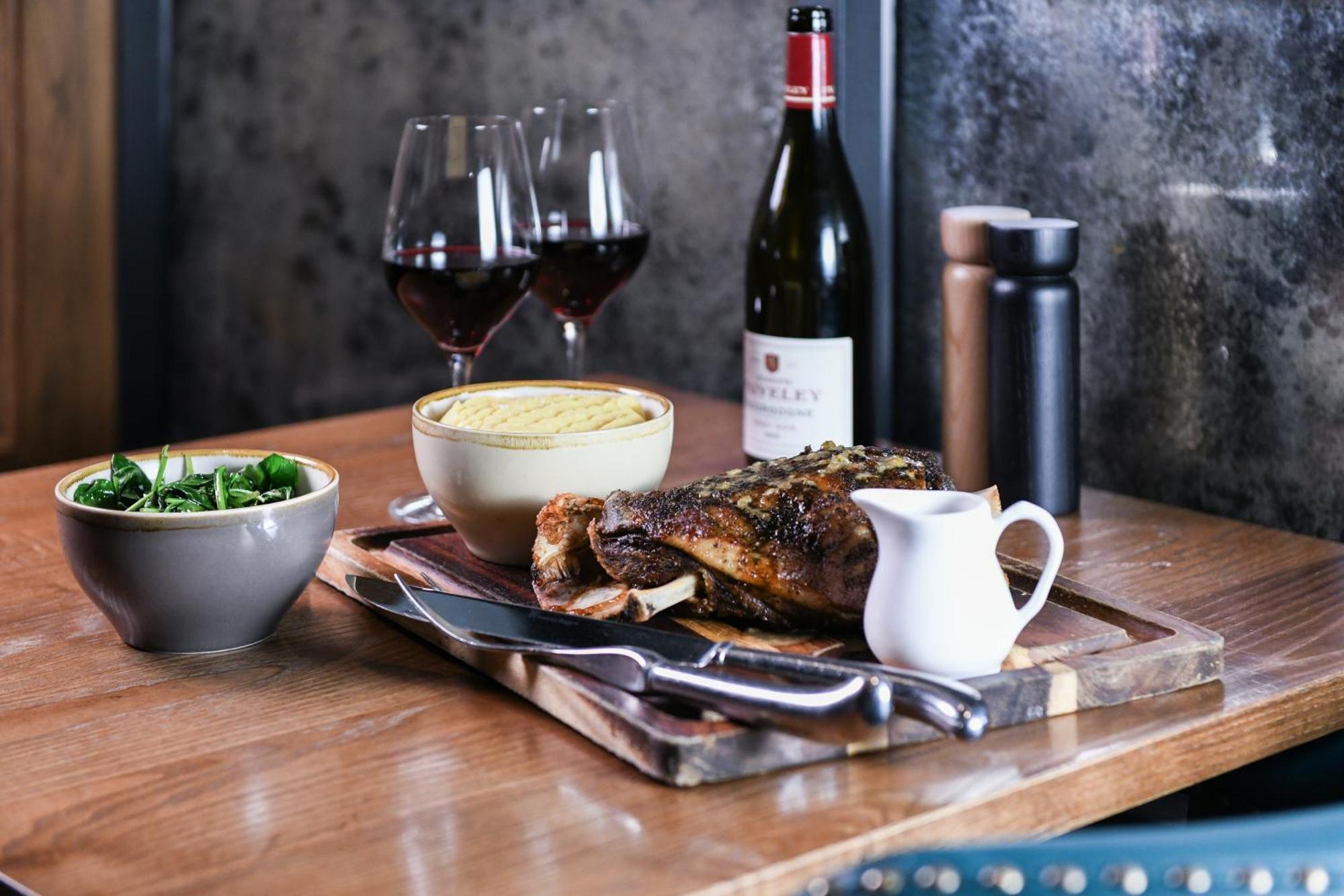Powerhouse Hotel Tamworth By Rydges Eksteriør bilde A meal at the restaurant